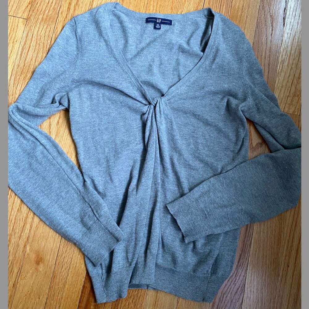 GAP Women's Gray V-Neck Knot Thin Sweater